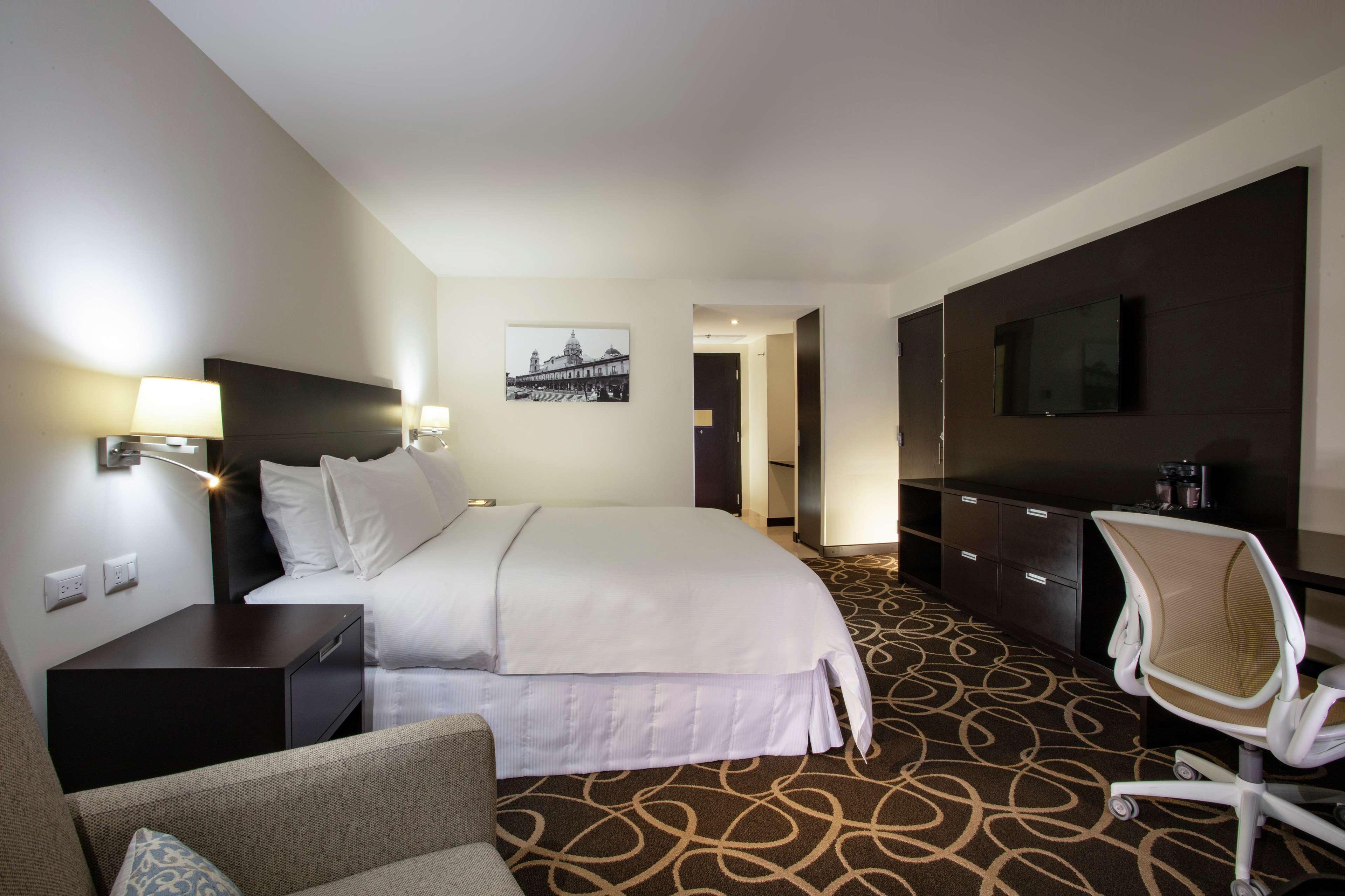 Doubletree By Hilton Toluca Hotel Exterior photo
