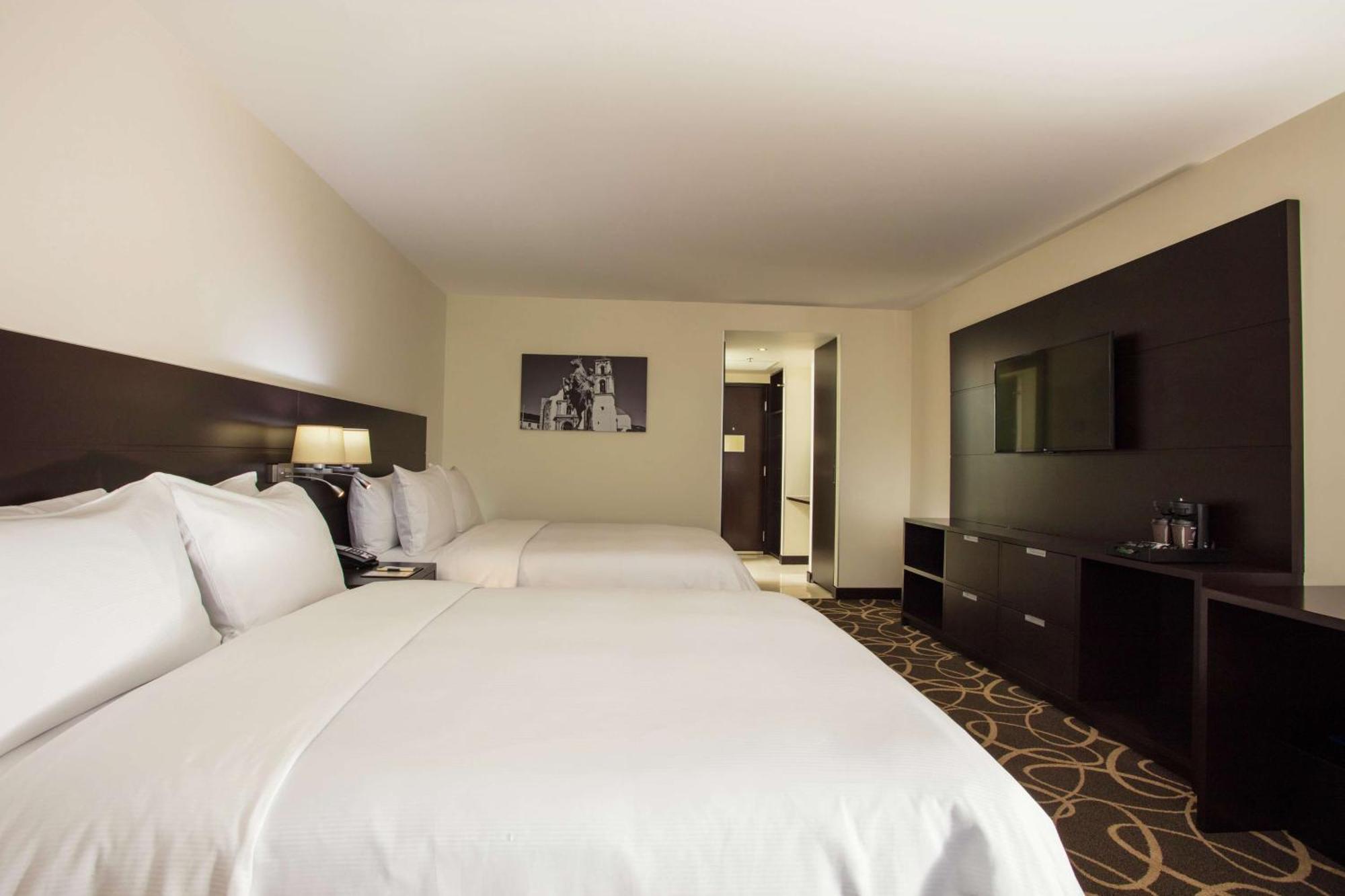 Doubletree By Hilton Toluca Hotel Exterior photo