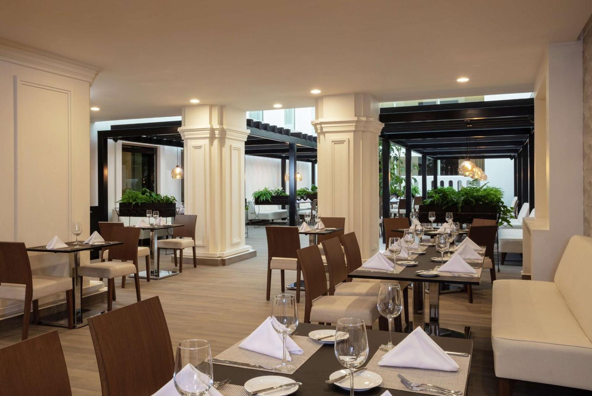 Doubletree By Hilton Toluca Hotel Exterior photo
